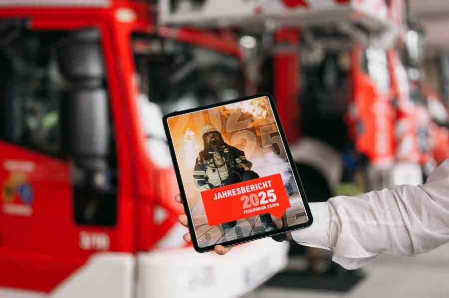 Person hält Tablet mit Jahresbericht der Feuerwehr Essen