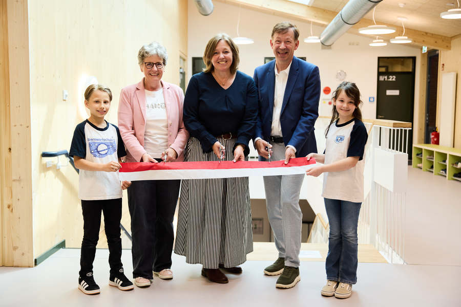 Schülersprecher Wim Engel, Dagmar Wandt, Leiterin des Amtes für Schule und Bildung, Schulleiterin Christine Schilmar, Stadtdirektor Burkhard Hintzsche, Schülersprecherin Lucie Schott