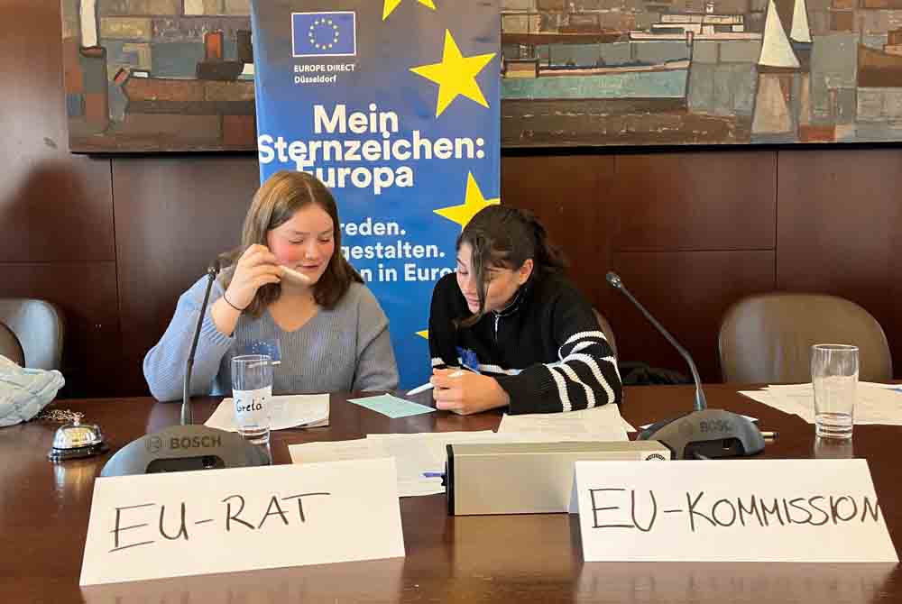 Zwei Schülerinnen beim Planspiel "SOS Europa"