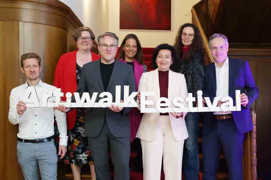 Dr. Florian Melchert, Direktor des Hauses der Parlamentsgeschichte, Kathrin Tiedemann, FFT Düsseldorf, Beigeordnete Miriam Koch, Daniela Stork, D.LIVE, Daniel Kraft, Stiftung Haus der Geschichte NRW, Dr. Sabine Brenner-Wilczek, Heinrich-Heine-Institut/Schumann-Haus, und Philipp Weinhausen, komm. Musikschuldirektor Clara-Schumann-Musikschule