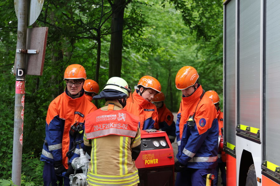 Mitglieder der Jugendfeuerwehr bei einem Szenario