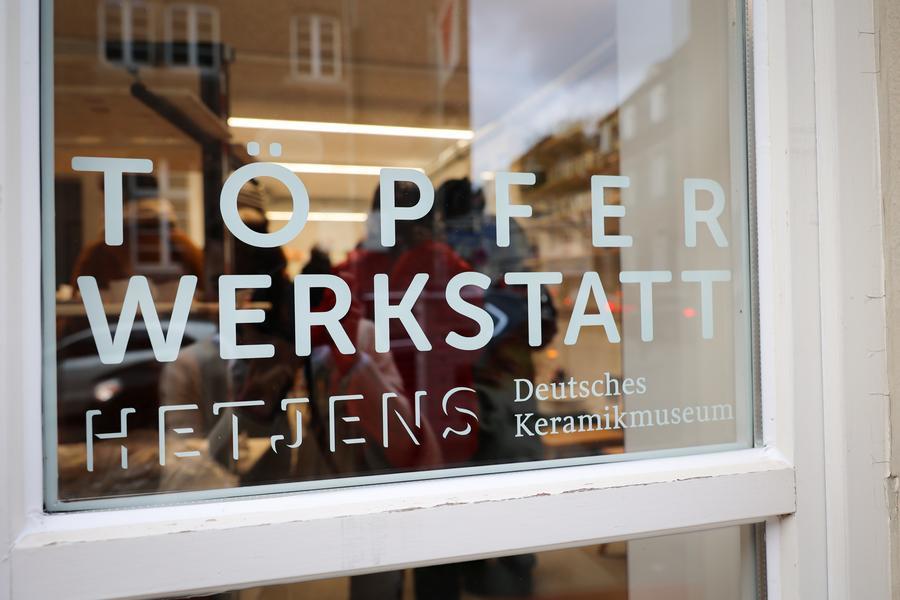 Außenansicht Töpferwerkstatt mit Beschriftung am Fenster