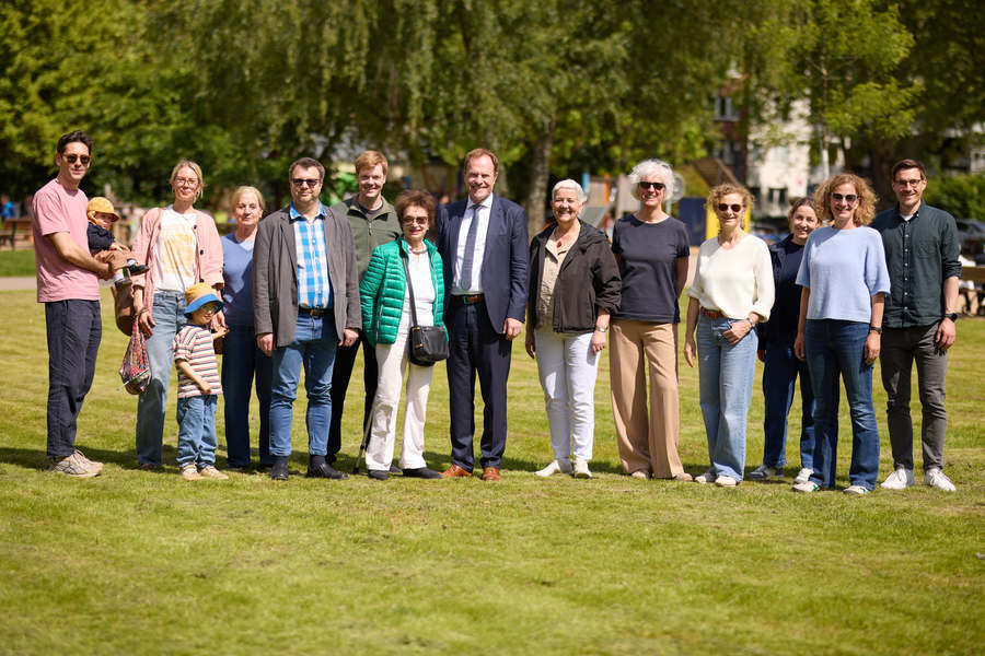 Oberbürgermeister Dr. Stephan Keller eröffnete den Platz mit Gartenamtsleiter Doris Törkel sowie Gästen aus Politik, Nachbarn, Spielplatzpaten und Gartenamt