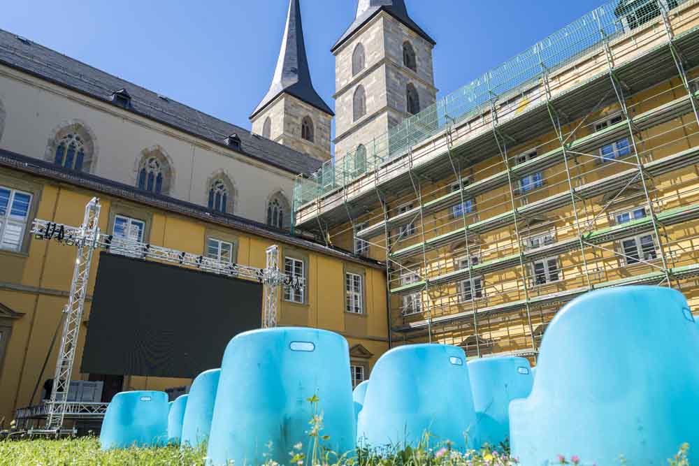 Blick vom Klostergarten auf St. Michael
