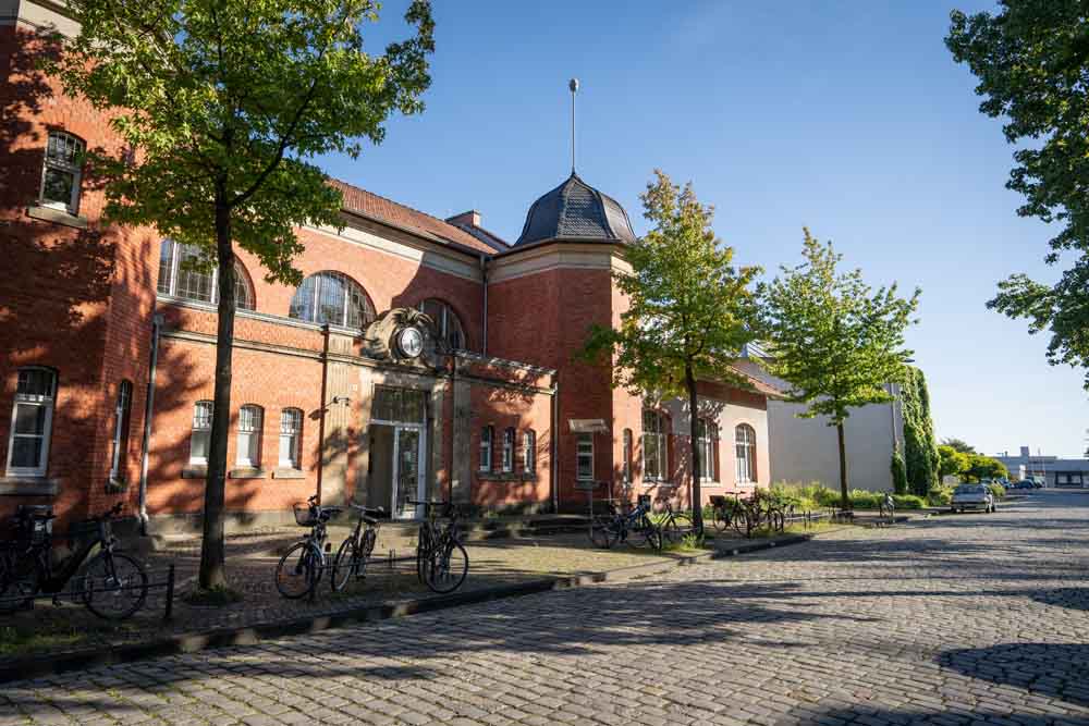 Außenansicht des Medienzentrums am alten Bahnhof