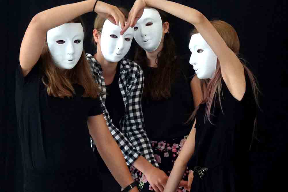 Jugendliche mit Masken