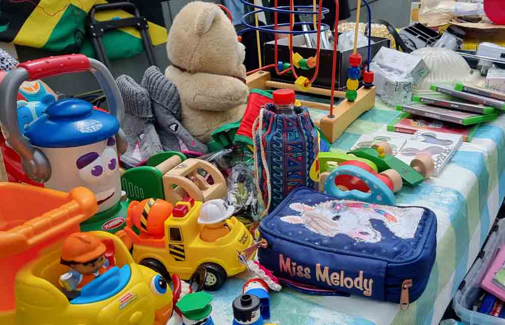 Flohmarkt-Stand mit vielen Kinderspielzeugen