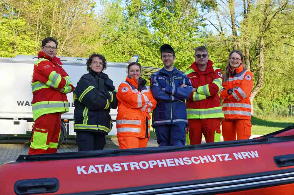 Ehrenamtliche Einsatzkräfte von der Freiwilligen Feuerwehr, DLRG, THW und DRK