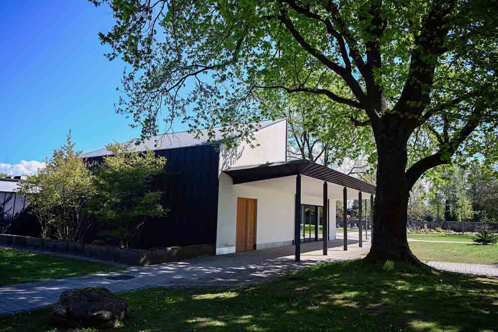 Außenansicht Trauerhalle auf dem Friedhof Steinheim Süd