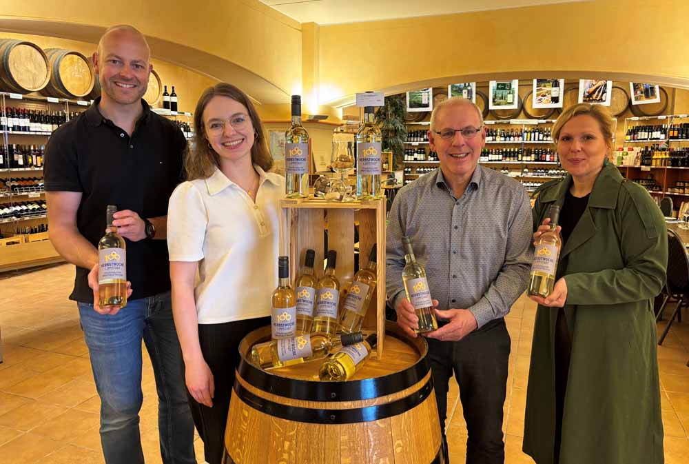 Christoph Hermes (Bereichsleiter Events, KWL), Susanna und Walter Beisler (Weinhaus Beisler) und Kathrin Meister (Verkaufsförderung Stadttheater, KWL) präsentieren den Herbstwochen-Wein