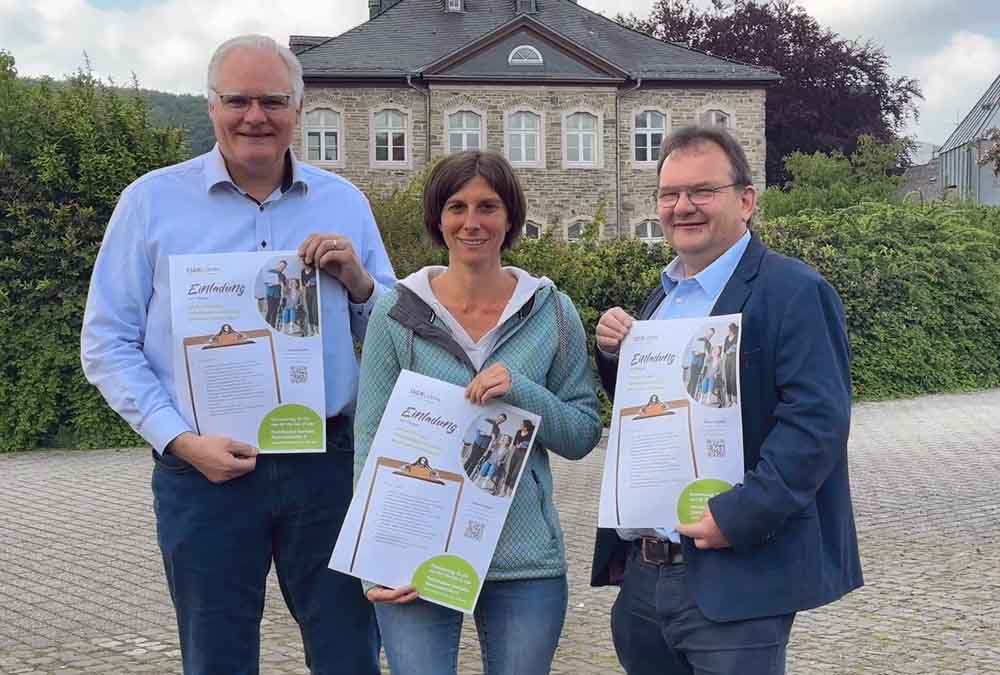 Christian Münch (SIHK zu Hagen), Anne Reichert (Iserlohner Werkstätten gGmbH) und Hinrich Riemann (Stadt Iserlohn) präsentieren das Plakat zur Inklusionsmesse