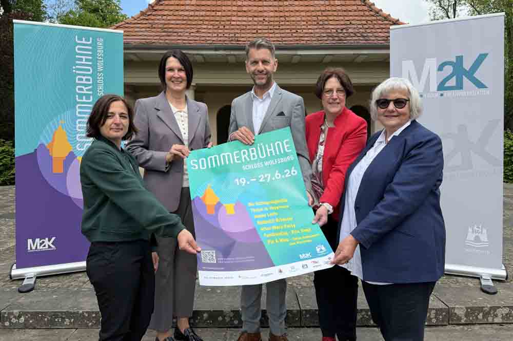 Melanie Prost (Fachverantwortliche Veranstaltungen und Projekte M2K, Stadt Wolfsburg), Silke Comberg (Sparkasse Celle-Gifhorn-Wolfsburg), Oberbürgermeister Dennis Weilmann, Susanne Wiersch (1. Vorsitzende Freundeskreis der Internationalen Sommerbühne) und Monika Kiekenap-Wilhelm (Institutsleitung M2K, Stadt Wolfsburg)
