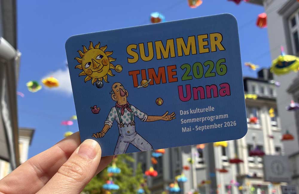 Person hält Flyer zum Summertime-Programm