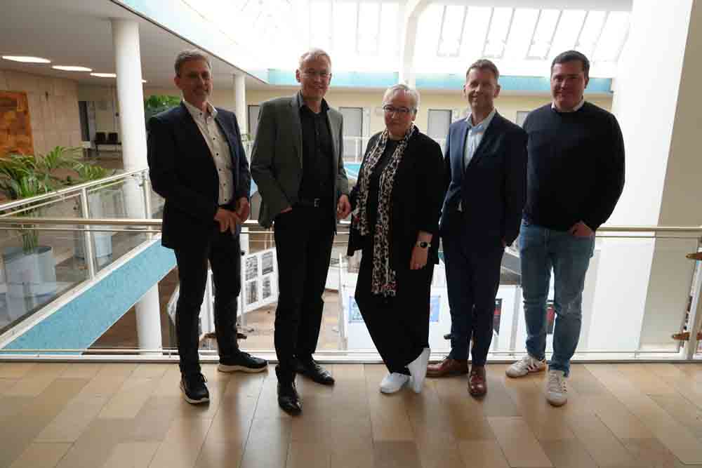 Dr. Christian Brinsa, Geschäftsbereichsleiter Hochbau, Kai-Uwe Hirschheide, Erster Stadtrat und Stadtbaurat, Iris Bothe, Dezernentin für Jugend, Bildung, Integration und Soziales, Oberbürgermeister Dennis Weilmann und Christoph Andacht, Geschäftsbereichsleiter Schule