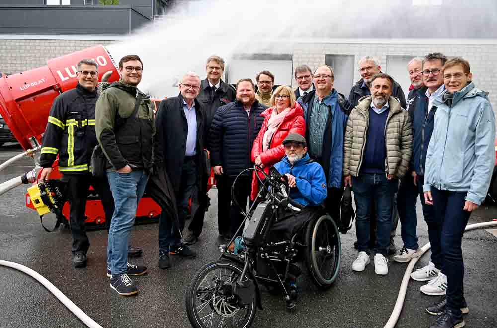 Kreisbrandmeister Thomas Wienecke stellte das LUF60 jetzt im Beisein von Landrat Heinrich Frieling dem Ausschuss für Ordnungsangelegenheiten und Rettungswesen vor, der in zwei Gruppen an der Vorführung teilnahm. Unterstützung bekam der Kreisbrandmeister dabei von Michael Meilwes und Konrad Gröblinghoff von der Feuerwehr Stadt Soest