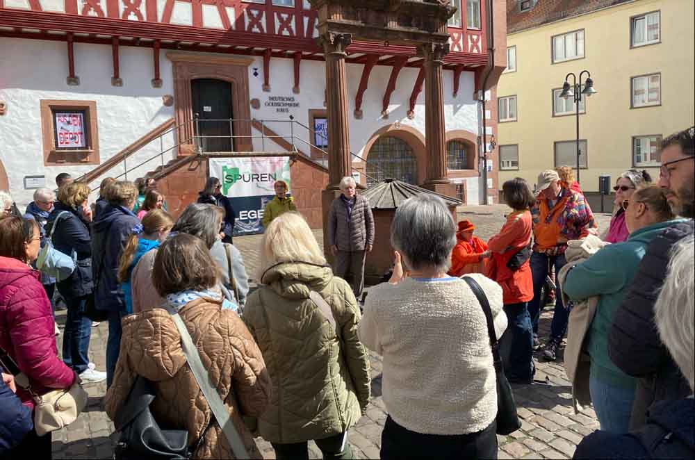 Menschen bei der Innenstadtführung
