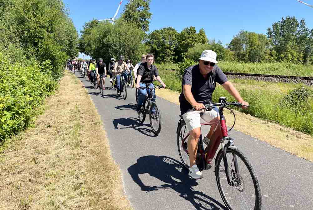 Gruppe von Radfahrern im Grünen