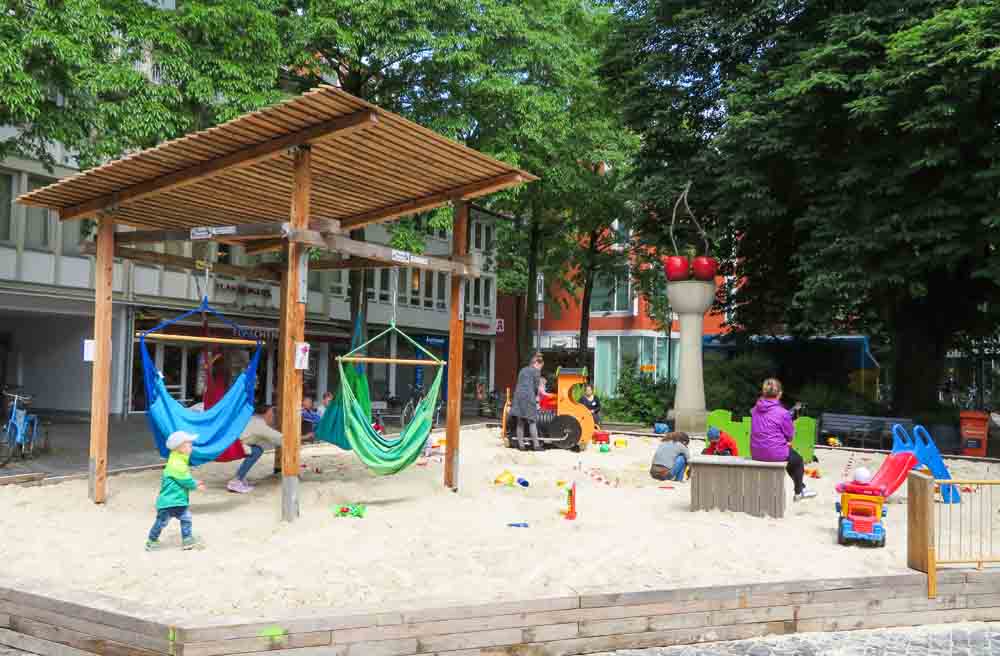 Kinder und Eltern im Maxi-Sand