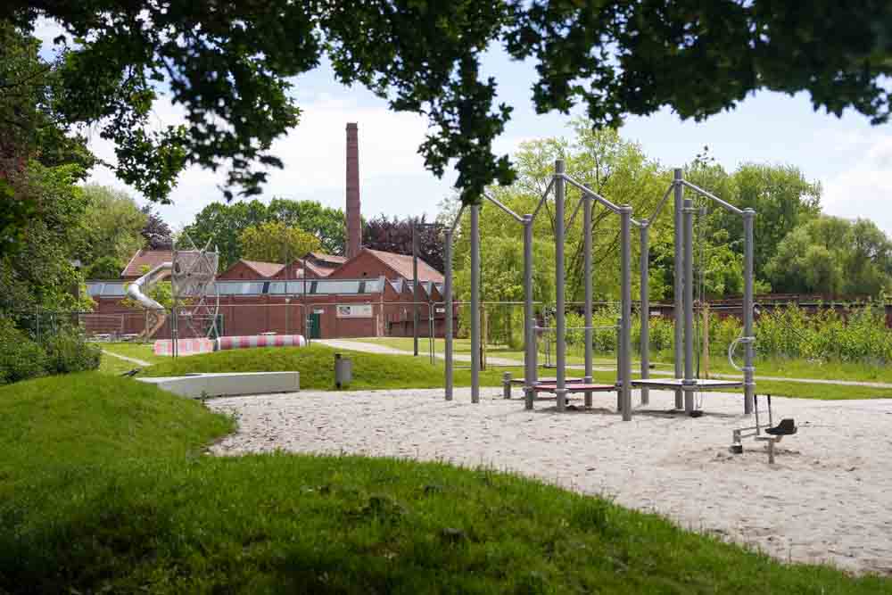 Blick auf den Sandspielbereich in unmittelbarer Nähe zum LWL-Textilwerk