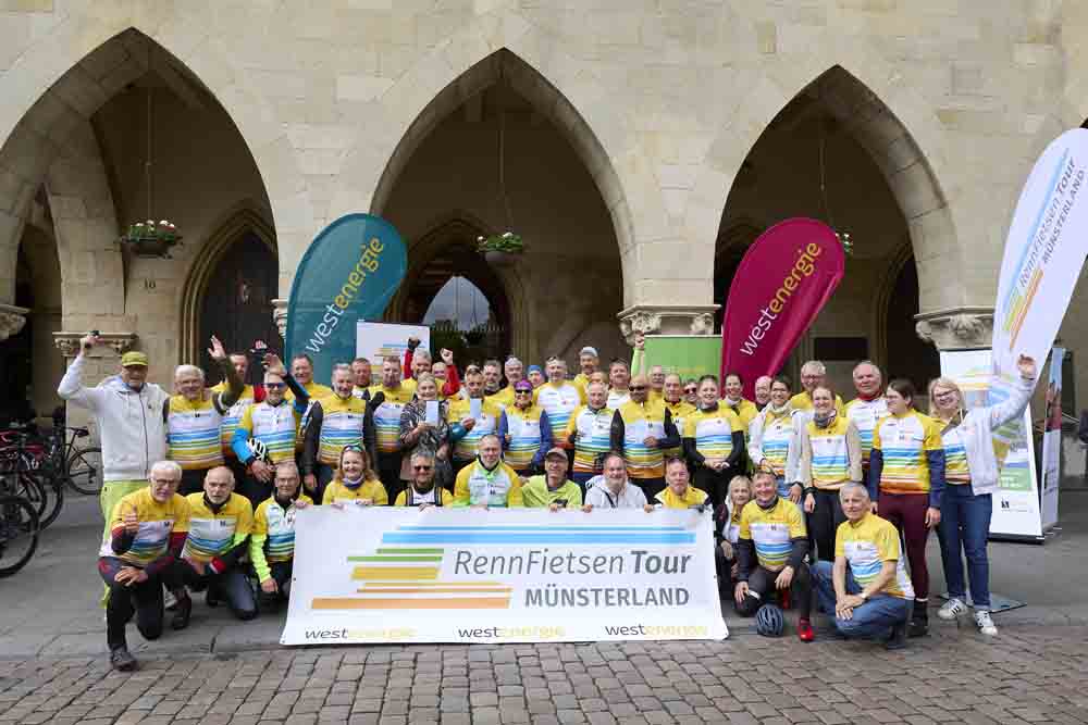 Das Team der „RennFietsen Tour Münsterland" präsentiert sich nach der Ankunft auf dem Prinzipalmarkt in Münster