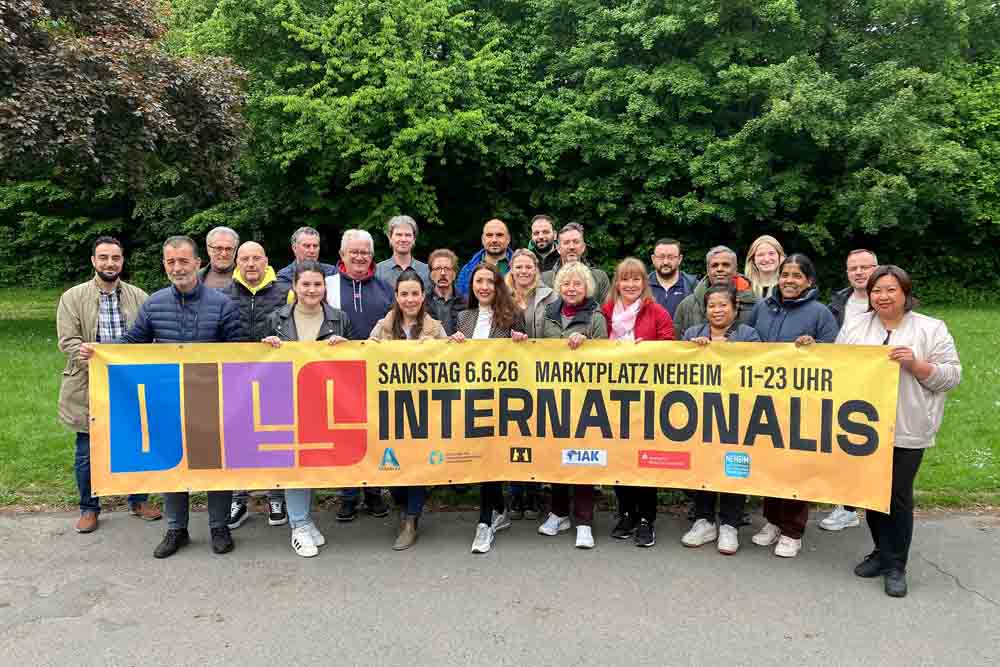 Gruppe von Menschen mit Banner zum DIES Internationalis
