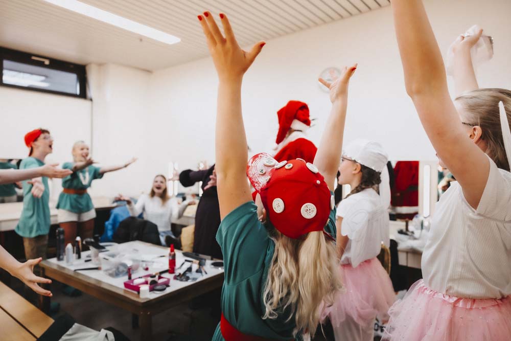 Die Young Voices backstage beim Musical 2023