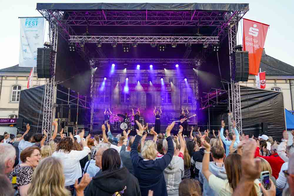 Konzert mit vielen Menschen vor der Bühne
