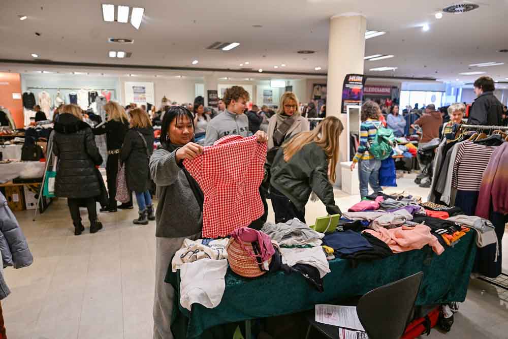 Menschen beim Designer- & Secondhand-Flohmarkt