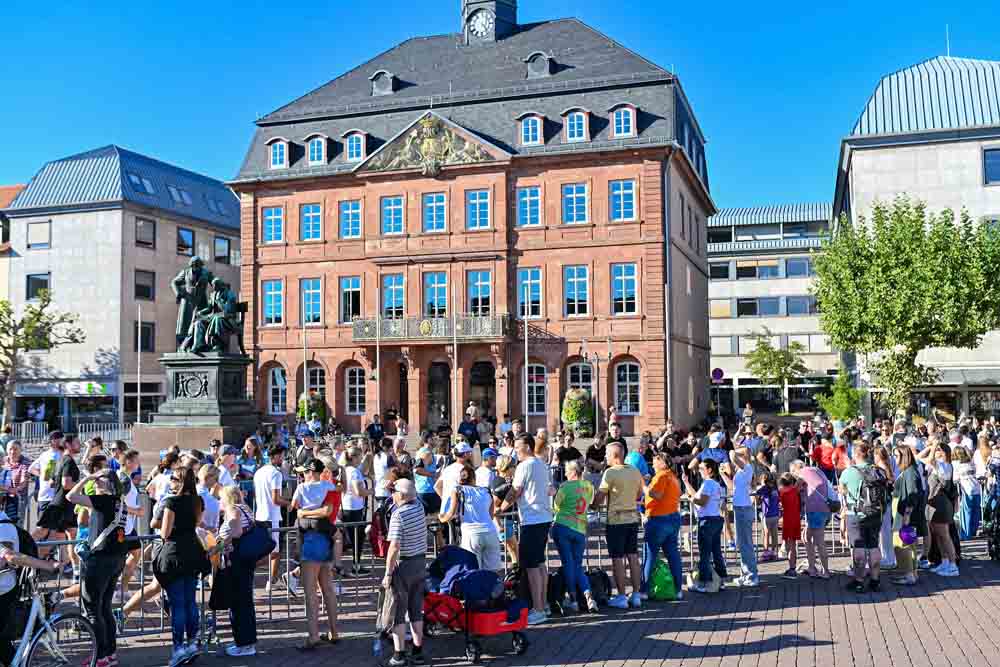 Publikum entlang der Laufstrecke am Neustädter Rathaus