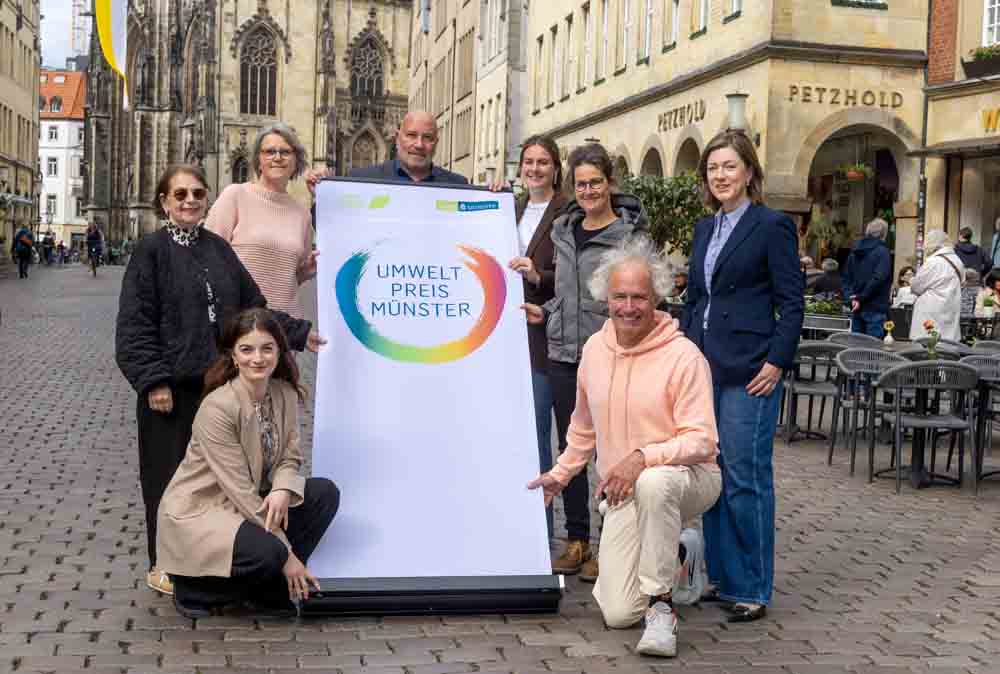 Karin Gindler-Hilge (hinten v.l.), Silvia Königshoff-Bruns, Stadtrat und Jury-Vorsitz Arno Minas, Pauline Sofie Billstein, Anke Feige und Claudia Grönefeld sowie Tabea Borrmann und Wolfram Goldbeck