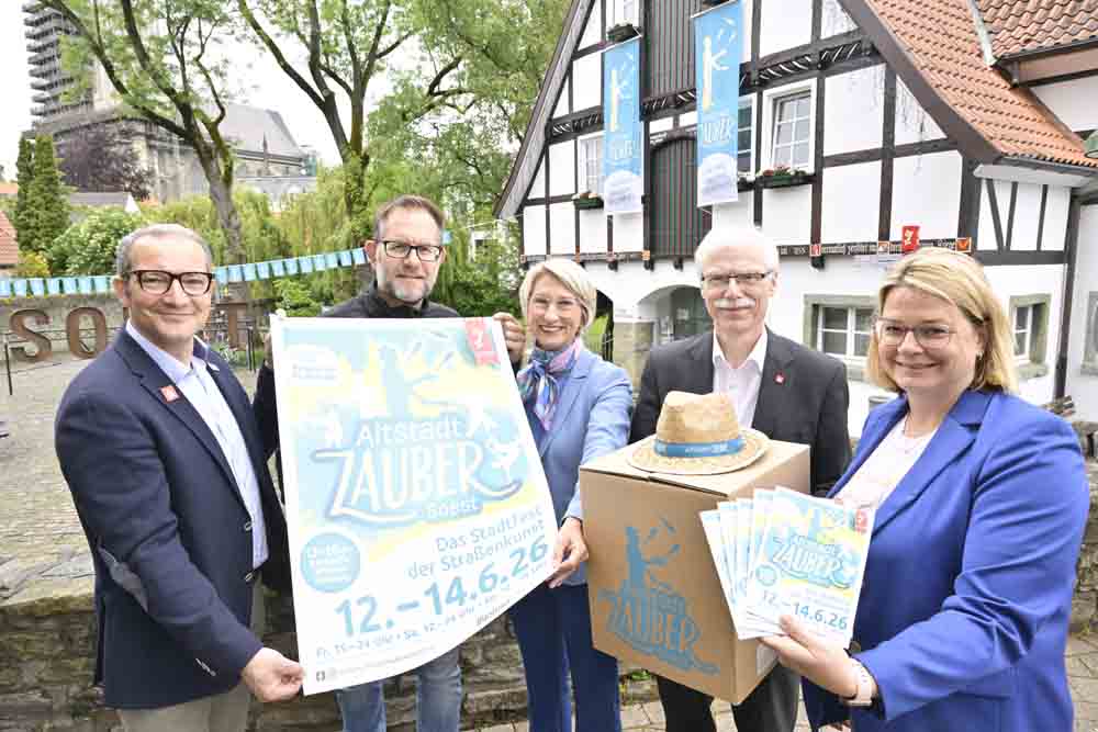 Das Plakat des AltstadtZAUBERS 2026 präsentieren Thomas Raulf, Michael Schiewe, Carolin Brautlecht, Ulrich Kleinetigges und Claudia Schmidt