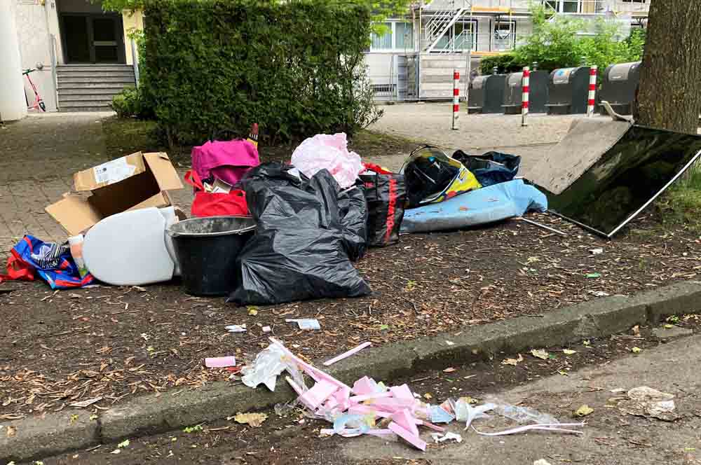 Falsch entsorgter Müll in der Schleife in Kinderhaus