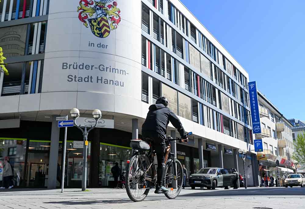 Radfahrer radelt am Stadthof in Hanau vorbei