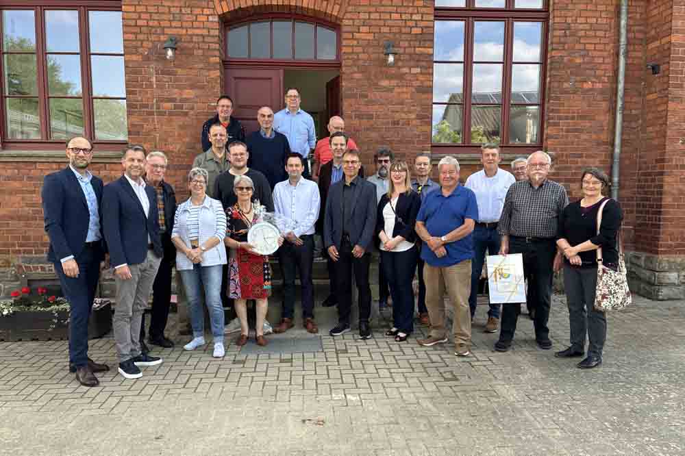 Gruppenbild mit Oberbürgermeister Dennis Weilmann Vertretenden aus Politik und Verwaltung sowie engagierten Brackstedterinnen und Brackstedtern