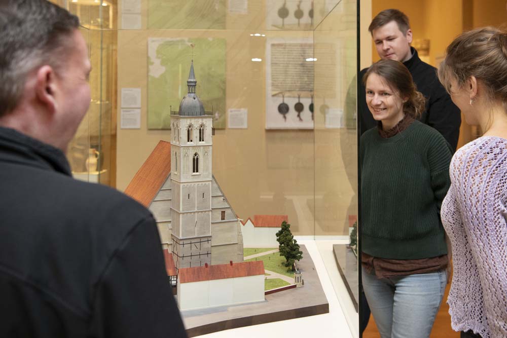 Menschen am Modell der Lambertikirche