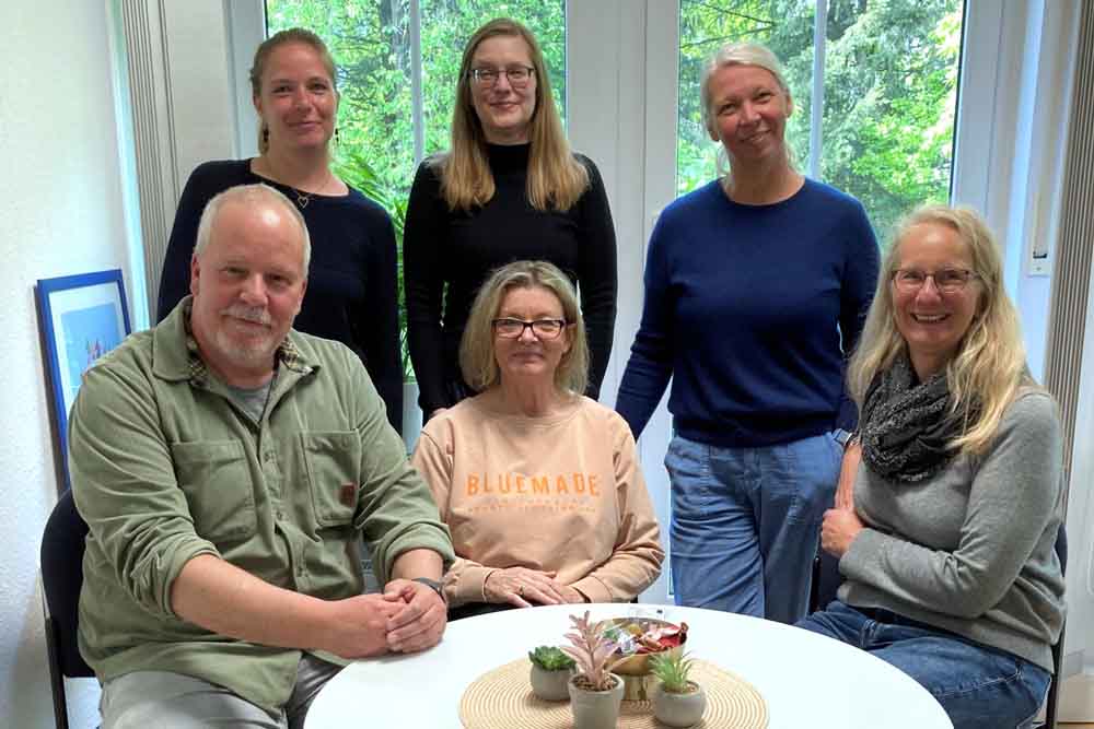 hintere Reihe: Alexandra de Hek Schirra, Nathalie Kompernaß (beide Jugendamt Lüdenscheid) und Britta Lemke (Jugendamt Märkischer Kreis) Vordere Reihe: Jochen Becker und Silke Menn-Quast (beide Träger BRÜCKE Siegen) und Fachdienstleiterin Silke Hufenbach (Jugendamt Märkischer Kreis)
