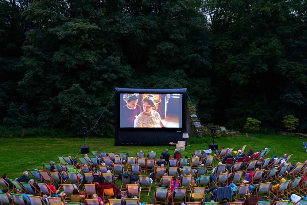 Menschen beim Münsterländer Sommernachtskino