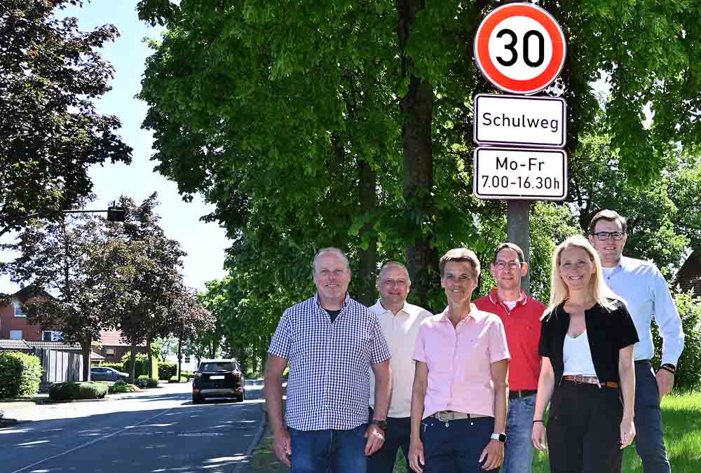 Bürgermeister Tobias Nillies (r.), Stephanie Grabenschröer (Leiterin Haupt- und Personalamt der Gemeinde Lippetal), Christoph Sprenger (Leiter des Bereichs Verkehrssicherheit des Kreises Soest) und Heike Kühne (Leiterin Bereich Bildung, Freizeit und Personenstandswesen der Gemeinde Lippetal) sowie die Vertreter der Politik der Gemeinde Lippetal, Marco Hölscher (Vorsitzender des Ausschusses für Bildung, Generationen und Soziales) und Jörg Backhaus (Vorsitzender des Ausschusses für Umwelt und Mobilität)