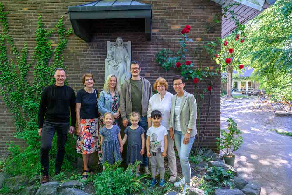 Timo Holtmann (Leitender Pfarrer), Beatrix Temlitz (Beisitzende im Kirchenvorstand), Vanessa Schulte (Kita-Verbundleitung), Matthias Weßels und Manuela Hilgenkamp (beide Amt für Immobilienmanagement), Manuela Knabke (Leitung Familienzentrum) sowie Kinder aus der Kita