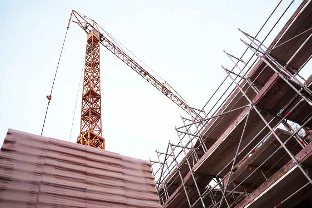 Baustelle mit Gerüst und Kran