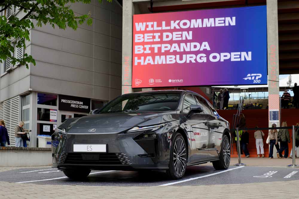 Lexus ES am Eingang des Bitpanda ATP Turniergeländes