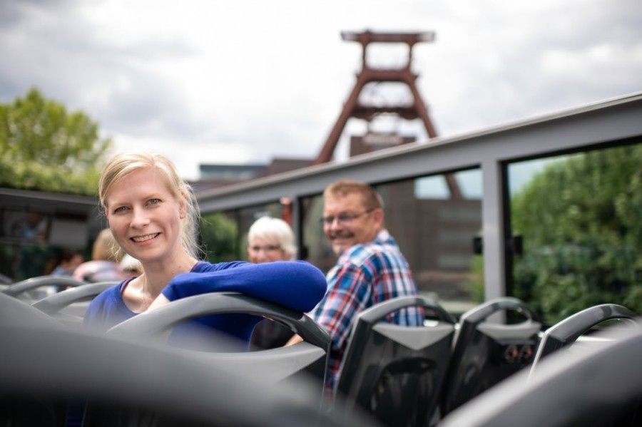 Menschen im Cabrio-Doppeldecker