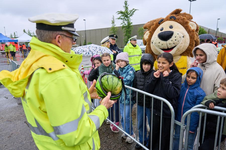 Polizist demonstriert Helm-Melonen-Test