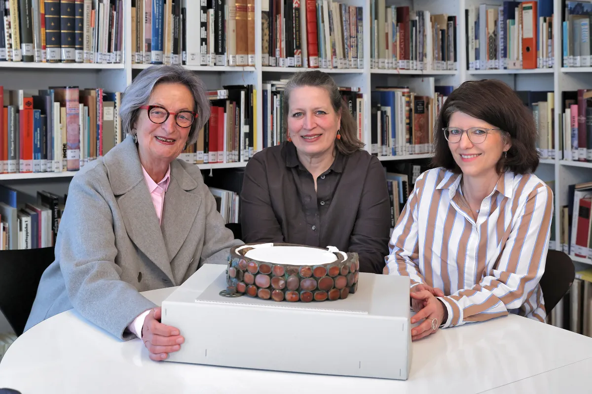 Margarethe Kevenhörster von der Arbeitsgemeinschaft Flachsmarkt, Museumsleiterin Dr. Annette Schieck, und Melanie Raitz von Frentz von der Arbeitsgemeinschaft Flachsmarkt