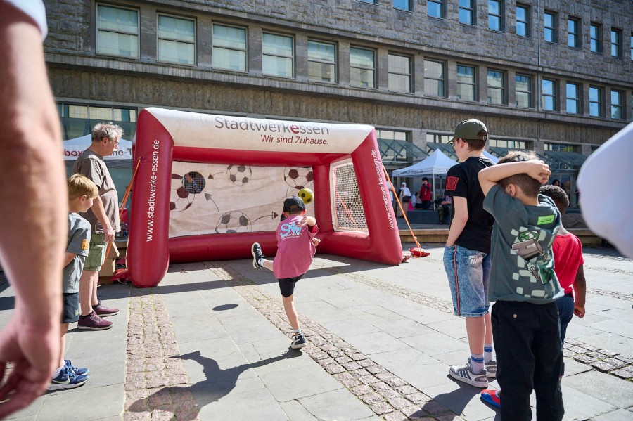 Kinder beim Torwandschießen