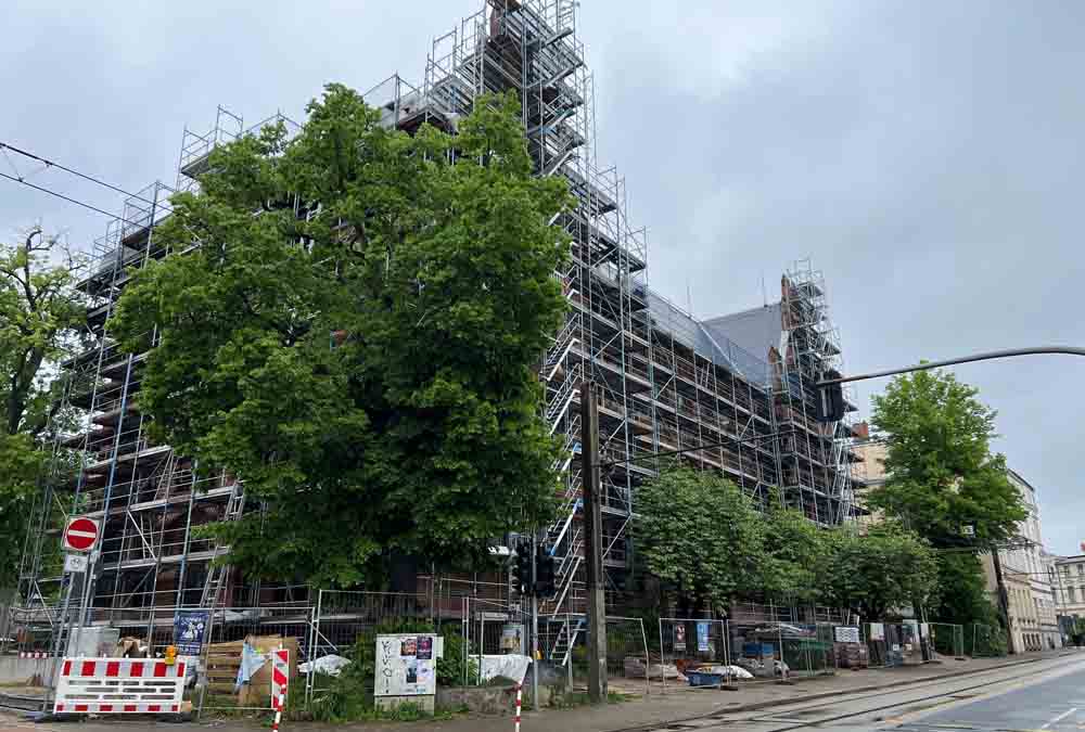 Friedensschule im Baugerüst