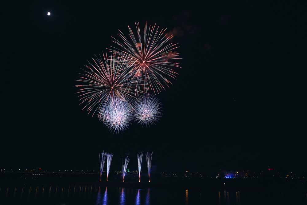 Abschlussfeuerwerk am Nachthimmel über dem Rhein