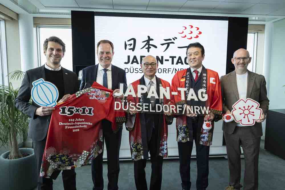 Paul Höller, Staatssekretär im Wirtschaftsministerium, Oberbürgermeister der Stadt Düsseldorf Dr. Stephan Keller, Präsident des Japanischen Clubs Düsseldorf e.V. Takao Hariya, Japanischer Generalkonsul in Düsseldorf Yoshitaka Tsunoda und Geschäftsführer von D.LIVE Michael Brill
