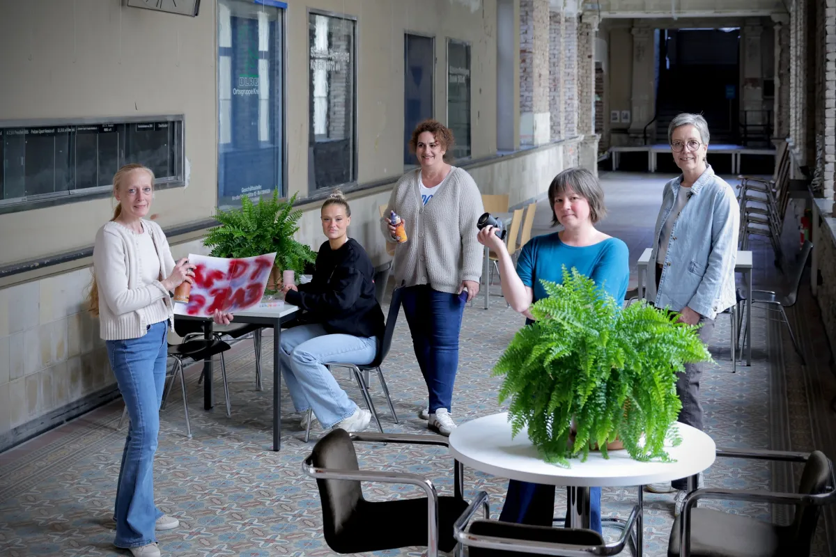 Anja Lauf von der Bürgerinitiative Rund um St. Josef, Debbie von Minden von der Mobilen Kinder- und Jugendarbeit des Fachbereichs Jugendhilfe, Anke Zwering vom Kulturbüro, Anna Brass vom Verein Werkhaus und Ruth Esser-Rehbein als Projektmanagerin im Stadtbad