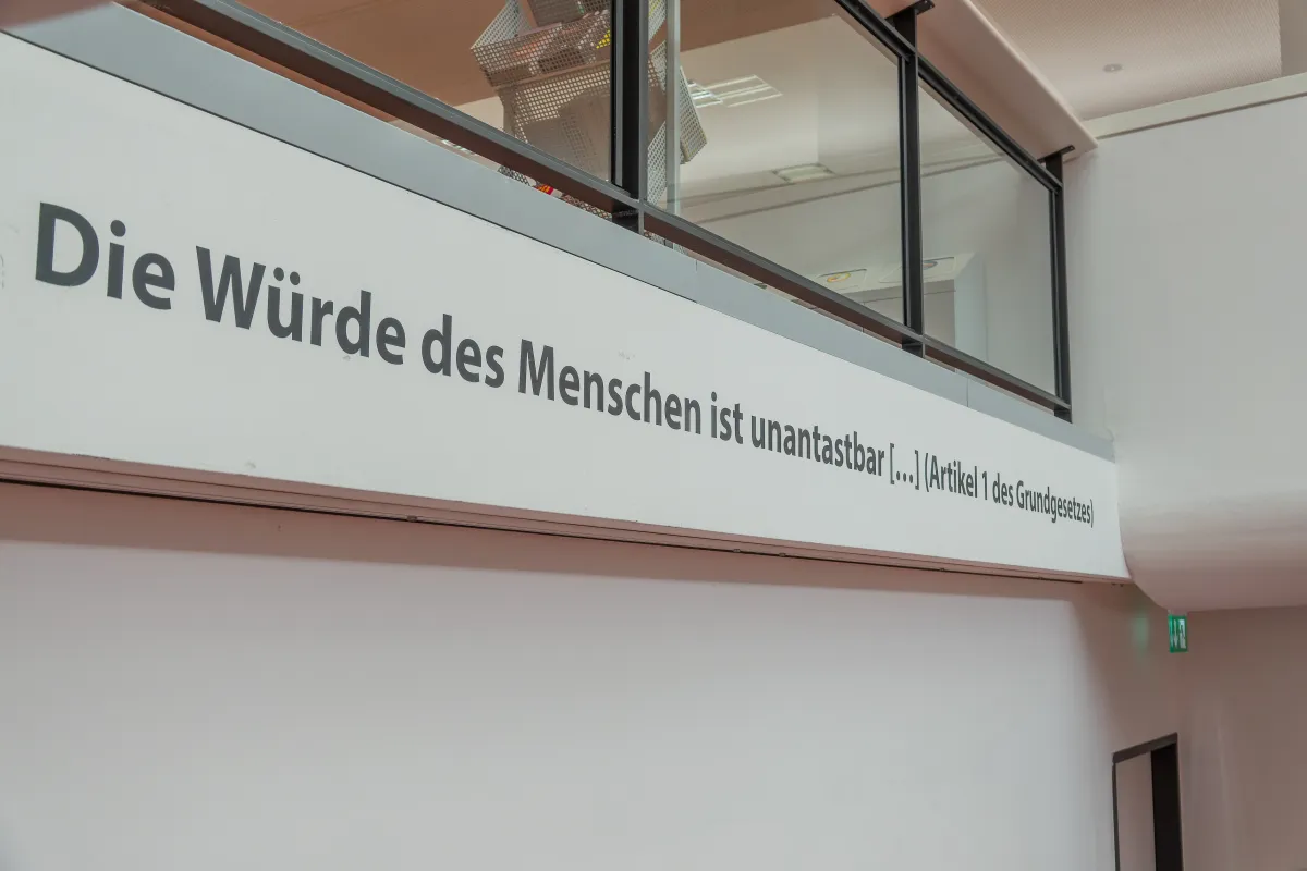Banner in der Mediothek mit Schriftzug zur Würde